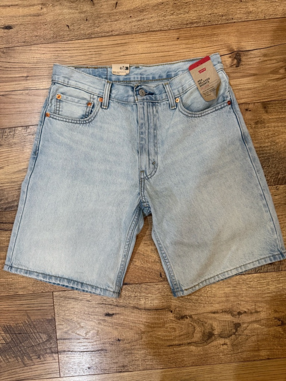 Men’s NWT Levi’s Sz 30
Super cute for women as well!!